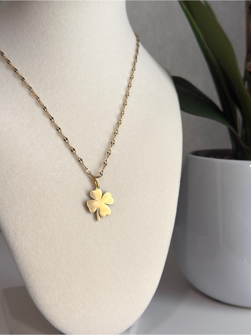 Elegant 18K Gold-Plated Double Clover Pendant Necklace